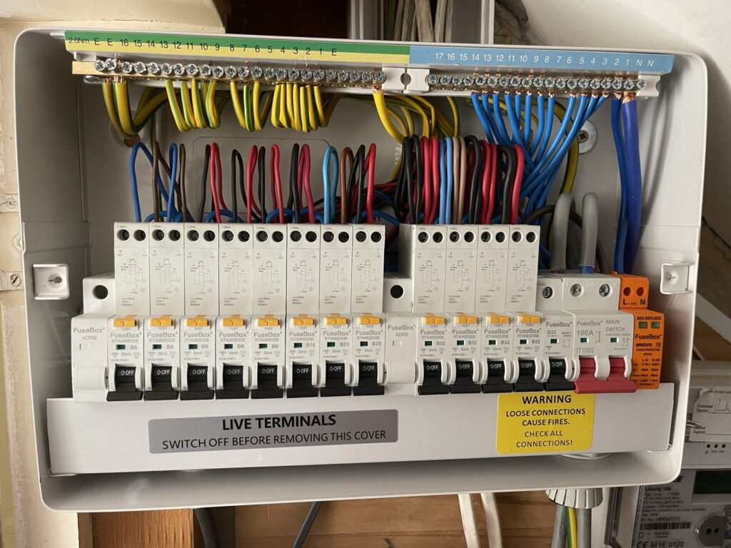 ARC electric fuse box with live terminals